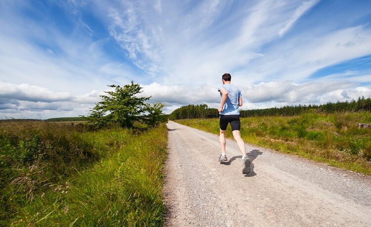 Joggen ist ein Herz-Kreislauf-Training zum Abnehmen. 