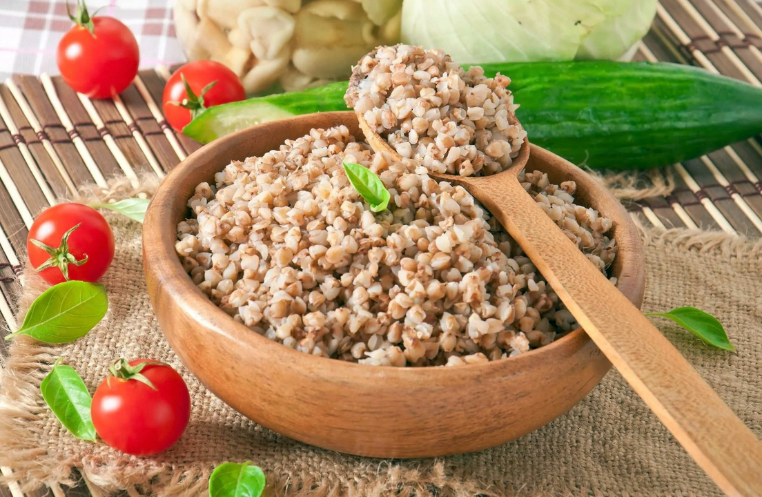 Buchweizenbrei mit frischem Gemüse auf der Buchweizen-Diätkarte zur Gewichtsreduktion. 